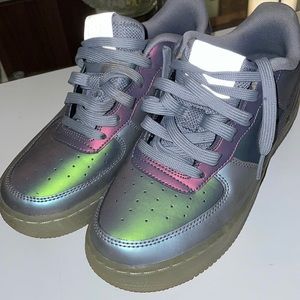 Air Force 1 Low '07 LV8 'Iridescent'. Size 5.5y
